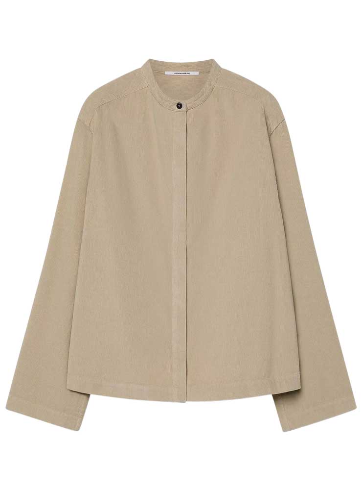 pomandere Fine-wale corduroy shirt oatsFarven Oats er en lys og naturlig nuance, der passer perfekt til både neutrale og farverige stylinger. Detaljer: Fremstillet i smalriflet fløjl Klassisk skjortedesign med knaplukning Blød og komfortabel kvalitet Farven Oats – lys og alsidig nuance